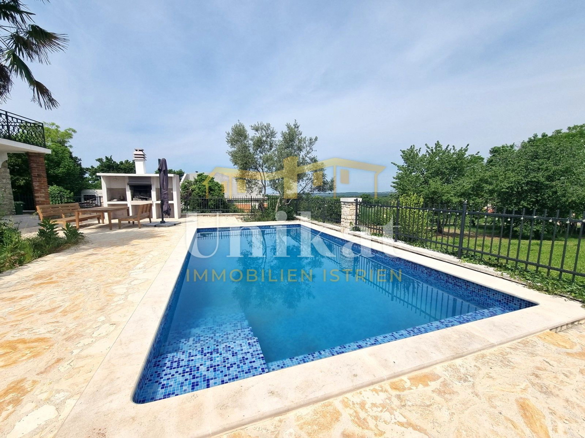 Renovirana kamnita hiša s bazenom 3 km od morja